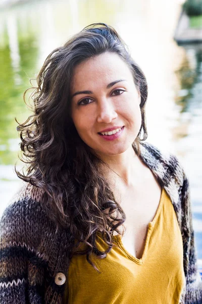 Mulher Bonita Com Cabelo Morena Parque — Fotografia de Stock