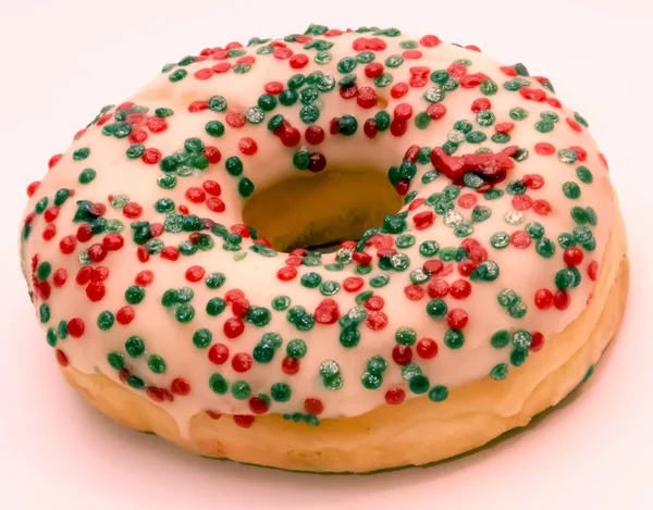 Doce saboroso donut com polvilhas coloridas isoladas nas costas brancas — Fotografia de Stock