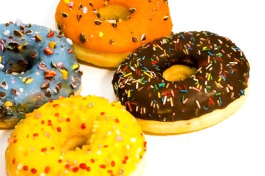 Beyaz bac izole renkli sprinkles ile tatlı lezzetli börekler