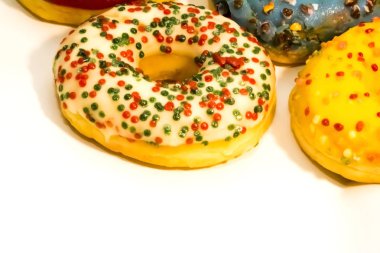 Beyaz bac izole renkli sprinkles ile tatlı lezzetli börekler