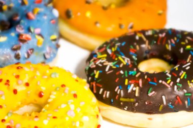 Beyaz bac izole renkli sprinkles ile tatlı lezzetli börekler