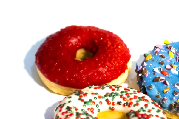 Dulces rosquillas sabrosas con chispas de colores aislados en bac blanco — Foto de Stock