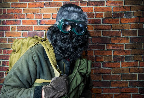 Hombre Steampunk con mochila, barba, sombrero y gafas en el fondo — Foto de Stock