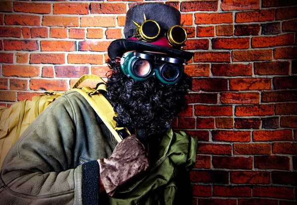 Hombre Steampunk con mochila, barba, sombrero y gafas en el fondo —  Fotos de Stock