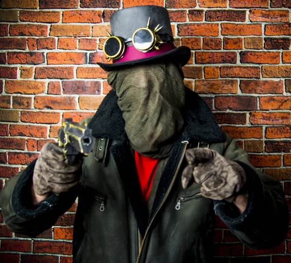 Steampunk homem com arma, rosto escondido, chapéu e óculos nas costas — Fotografia de Stock