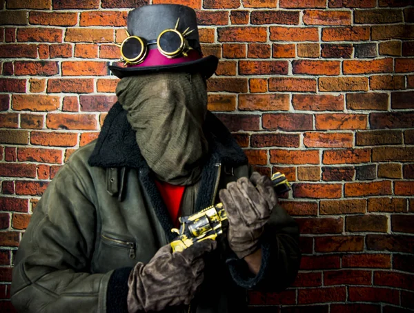 Hombre Steampunk con pistola, cara oculta, sombrero y gafas en la espalda —  Fotos de Stock