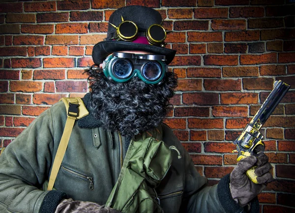 蒸汽朋克男子与枪，胡子，帽子和眼镜的背景 — 图库照片