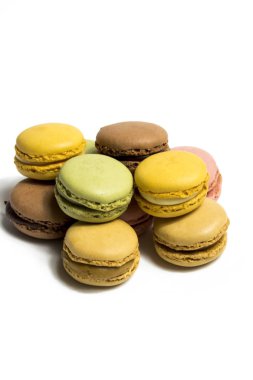 Beyaz arka planda izole edilmiş renkli makaronlar, tipik Fransız di