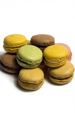 Beyaz arka planda izole edilmiş renkli makaronlar, tipik Fransız di