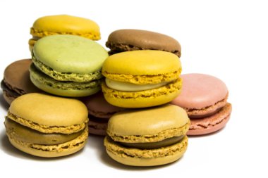 Beyaz arka planda izole edilmiş renkli makaronlar, tipik Fransız di