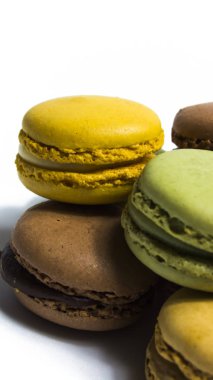 Beyaz arka planda izole edilmiş renkli makaronlar, tipik Fransız di