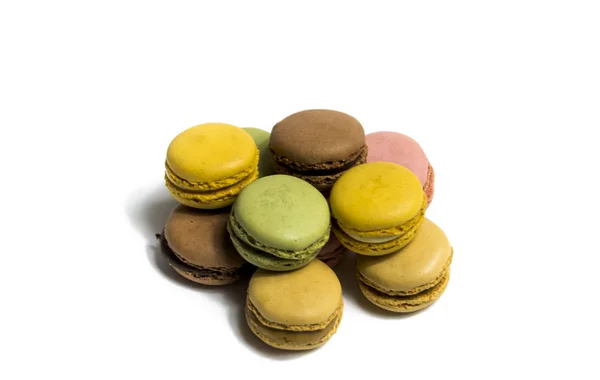 Macarons de colores aislados sobre fondo blanco, típico francés di — Foto de Stock