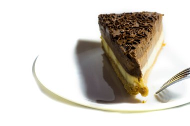 Beyaz arka planda lezzetli çikolatalı pasta.