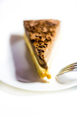 Beyaz arka planda lezzetli çikolatalı pasta.