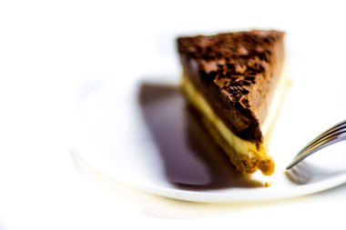 Beyaz arka planda lezzetli çikolatalı pasta.