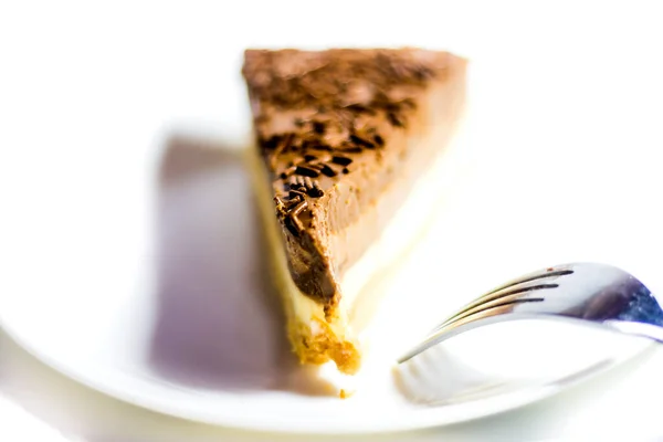 Beyaz Arka Planda Lezzetli Çikolatalı Pasta — Stok fotoğraf