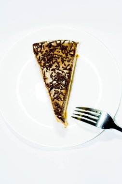 Beyaz arka planda lezzetli çikolatalı pasta.