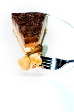 Beyaz arka planda lezzetli çikolatalı pasta.