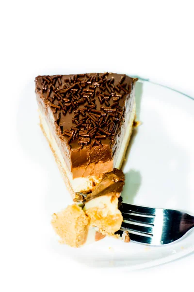 Porzione Deliziosa Torta Cioccolato Sfondo Bianco — Foto Stock