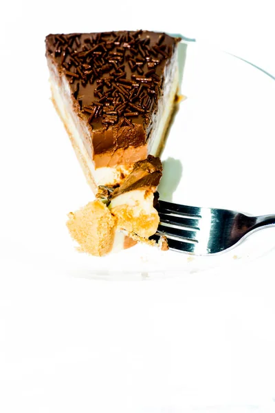 Porción Delicioso Pastel Chocolate Sobre Fondo Blanco — Foto de Stock