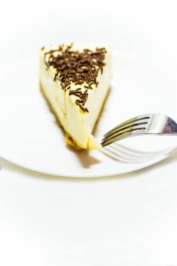 Beyaz arka planda lezzetli çikolatalı pasta.