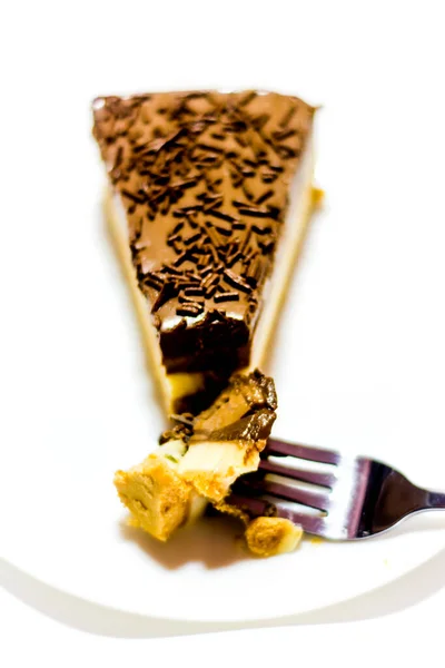 Porção Delicioso Bolo Chocolate Fundo Branco — Fotografia de Stock
