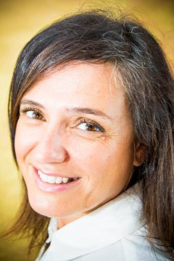 Parkta kumral saçlı ve beyaz gömlekli güzel bir kadın.