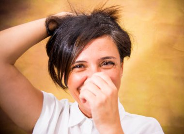 Parkta kumral saçlı ve beyaz gömlekli güzel bir kadın.