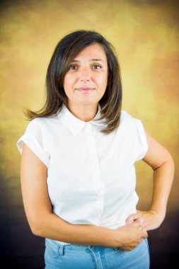 Parkta kumral saçlı ve beyaz gömlekli güzel bir kadın.