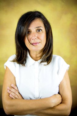 Parkta kumral saçlı ve beyaz gömlekli güzel bir kadın.