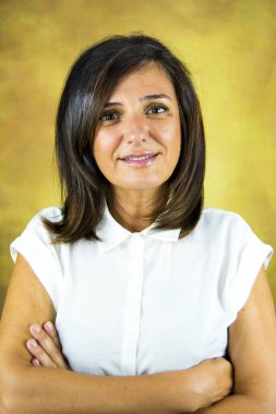 Parkta kumral saçlı ve beyaz gömlekli güzel bir kadın.