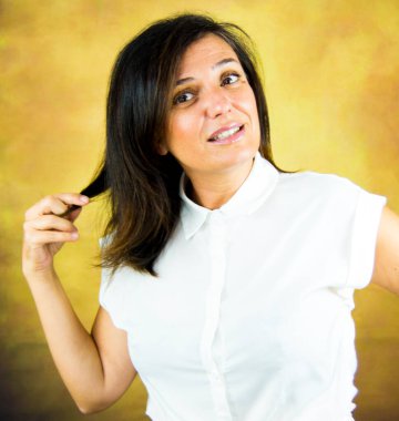 Parkta kumral saçlı ve beyaz gömlekli güzel bir kadın.