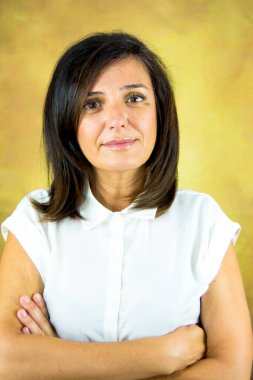 Parkta kumral saçlı ve beyaz gömlekli güzel bir kadın.