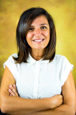 Parkta kumral saçlı ve beyaz gömlekli güzel bir kadın.