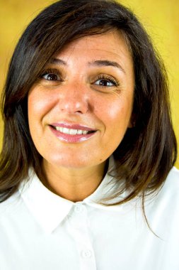 Parkta kumral saçlı ve beyaz gömlekli güzel bir kadın.