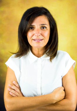 Parkta kumral saçlı ve beyaz gömlekli güzel bir kadın.