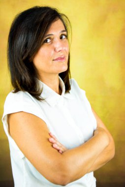 Parkta kumral saçlı ve beyaz gömlekli güzel bir kadın.