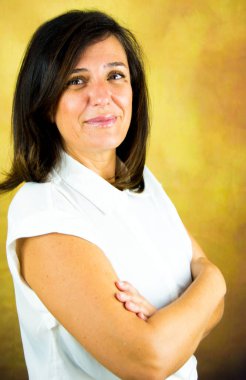 Parkta kumral saçlı ve beyaz gömlekli güzel bir kadın.