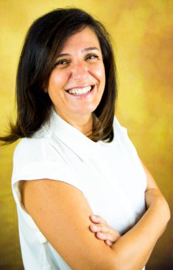 Parkta kumral saçlı ve beyaz gömlekli güzel bir kadın.