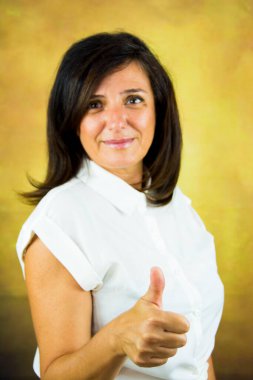 Parkta kumral saçlı ve beyaz gömlekli güzel bir kadın.