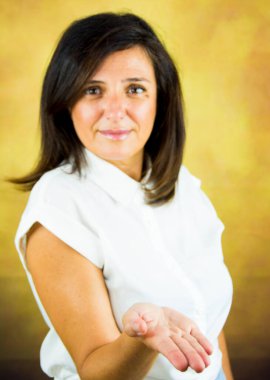 Parkta kumral saçlı ve beyaz gömlekli güzel bir kadın.