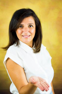 Parkta kumral saçlı ve beyaz gömlekli güzel bir kadın.