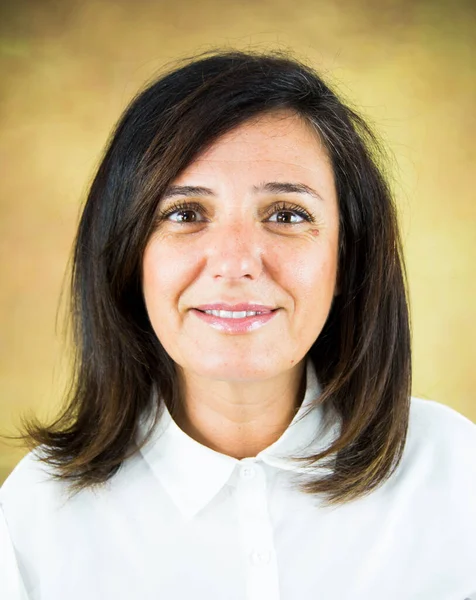 Parkta kumral saçlı ve beyaz gömlekli güzel bir kadın.