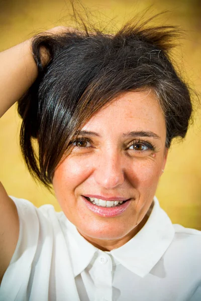 Mulher Bonita Com Cabelo Morena Parque Camisa Branca — Fotografia de Stock