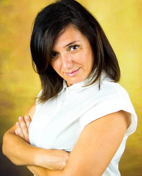 Parkta kumral saçlı ve beyaz gömlekli güzel bir kadın.