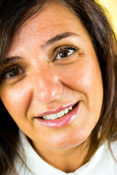 Schöne Frau Mit Brünetten Haaren Park Und Weißem Hemd — Stockfoto