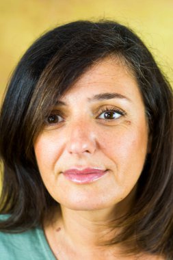 Siyah saçlı güzel bir kadının portresi.