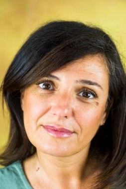 Siyah saçlı güzel bir kadının portresi.