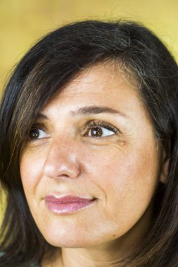 Siyah saçlı güzel bir kadının portresi.