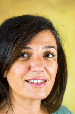 Siyah saçlı güzel bir kadının portresi.